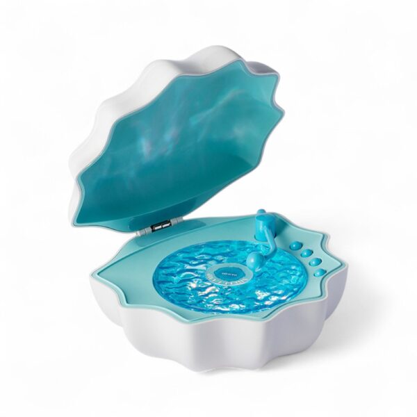 Veilleuse pour garçon en forme de coquillage blanc, intérieur bleu, avec Bluetooth et brut blanc diffusant un effet lumineux océanique sur fond blanc.
