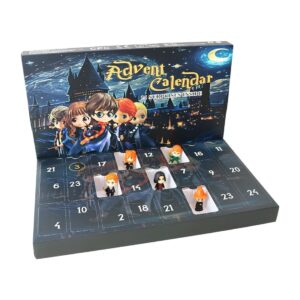 Calendrier de l'Avent figurines Harry Potter sur fond blanc. On y voit le carton avec des fenêtres fermées mises à part 5 cases ouvertes avec une figurine à l'intérieur.