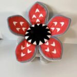 Peluche Stranger Things pour petit garçon de Dermogorgon, sur fond gris