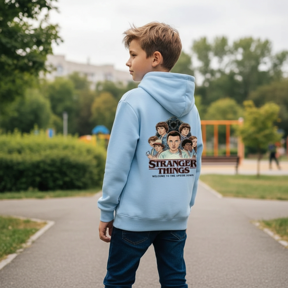 Garçon portant un sweat bleu Stranger Things, dans une rue