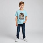 Petit garçon portant un t-shirt bleu Stranger Things, sur fond gris