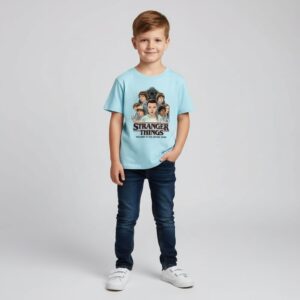 Petit garçon portant un t-shirt bleu Stranger Things, sur fond gris