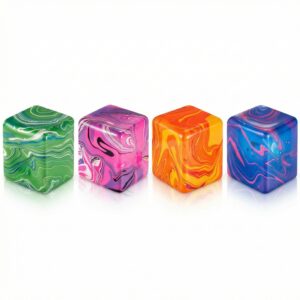 Lots de 4 cubes anti-stress Squishy marbrés pour petits garçons, un vert, un rose-violet, un orange, un bleu. Le tout sur fond blanc uni.