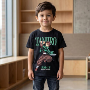 Un jeune garçon portant un T-shirt Demon Slayer noir Tanjiro pour enfant avec Tanjiro imprimé dessus, debout dans une pièce lumineuse avec des étagères en bois en arrière-plan.
