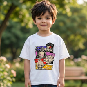 Un petit garçon porte un t-shirt blanc Demon Slayer avec imprimé coloré, avec des personnages sur le devant, debout dans un parc ensoleillé.