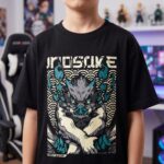 Un jeune garçon souriant portant un T-shirt Demon Slayer Inosuke noir avec un grand motif du personnage.