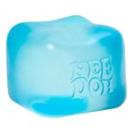 Cube anti-stress nido bleu à presser et fait glaçon pour enfants sur fond blanc