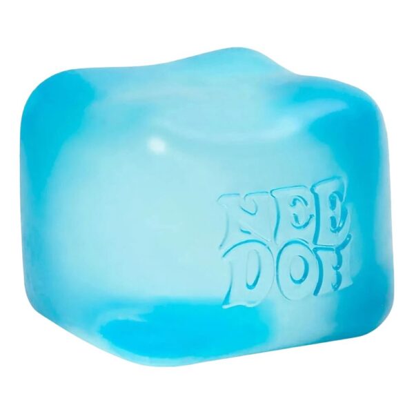 Cube anti-stress nido bleu à presser et fait glaçon pour enfants sur fond blanc
