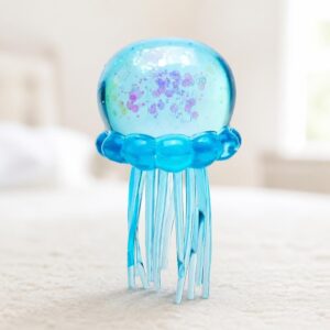 Offrez à votre enfant ce jouet sensoriel anti-stress Needoh méduse squishy, une méduse en gel pailleté aux tentacules souples à presser sans fin. Disponible en bleu, rose ou violet, elle accompagne les instants calmes, les trajets et les pauses concentration à la maison comme à l'école. Version non officielle.