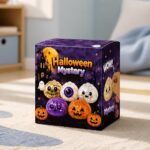 Une boîte Blind Box anti-stress Halloween garçon à découvrir, posée sur un tapis, avec des petites boules rigolotes d’Halloween et un fond violet mystérieux.