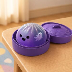 Un jouet garçon anti-stress Halloween fantôme grognon violet en forme de petit fantôme violet, posé dans un boîtier rond violet sur une table en bois.