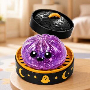 Un jouet garçon anti-stress Halloween violet aux joues roses en forme de fantôme violet, posé dans une boîte noire et orange décorée de lunes et de fantômes.