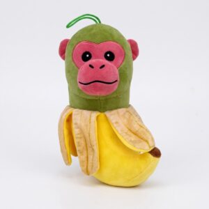 Une peluche Italian Brainrot Chiquita Tung Tung représentant un singe vert dans une banane jaune, avec un visage rose et une boucle verte, posée sur un fond blanc.