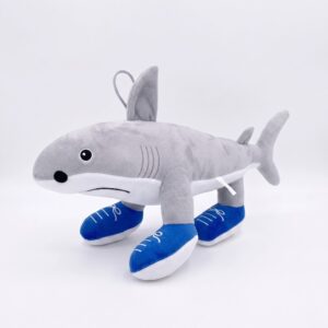 Une peluche grise en forme de requin portant des chaussures de basket bleues, avec une boucle de porte-clé, sur un fond blanc. Peluche porte-clef Italian Brainrot Requin Basket