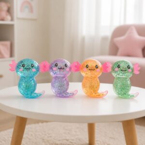 Quatre squishys garçon anti-stress en lot de 4 axolotls extensibles colorés, posés sur une table blanche dans une chambre d’enfant lumineuse.