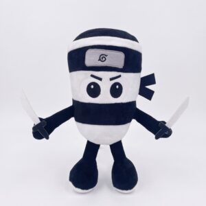 Une peluche Italian Brainrot Ghost Shinobi Tralalelo en forme de petit ninja noir et blanc, avec de grands yeux, un bandeau et deux épées, posée sur un fond blanc.