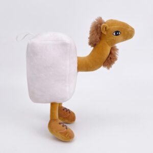Une peluche Italian Brainrot Camello Desert-Rizz représentant un chameau marron avec une grande bosse blanche, une crinière touffue, de longues pattes et un cordon, sur fond blanc.
