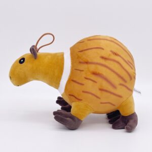Une peluche Italian Brainrot Capybara Supreme Tralalelo jaune et orange, avec une longue tête, une carapace rayée, quatre pattes brunes et une boucle, posée sur un fond blanc.