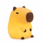 Une veilleuse Capybara en silicone jaune, en forme de petit capybara assis avec un museau et des oreilles marron, posée sur un fond blanc.
