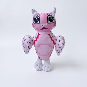 Une peluche Brainrot Candy Meowl Sammy vs Jandel rose et blanche, avec de grands yeux, des oreilles pointues, des ailes et des pattes, posée sur un fond blanc.