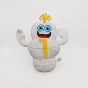 Une peluche Brainrot Musturu Sammy vs Jandel blanche, avec de grands yeux bleus, un sourire édenté, des bras levés et des détails jaunes, posée sur un fond blanc.