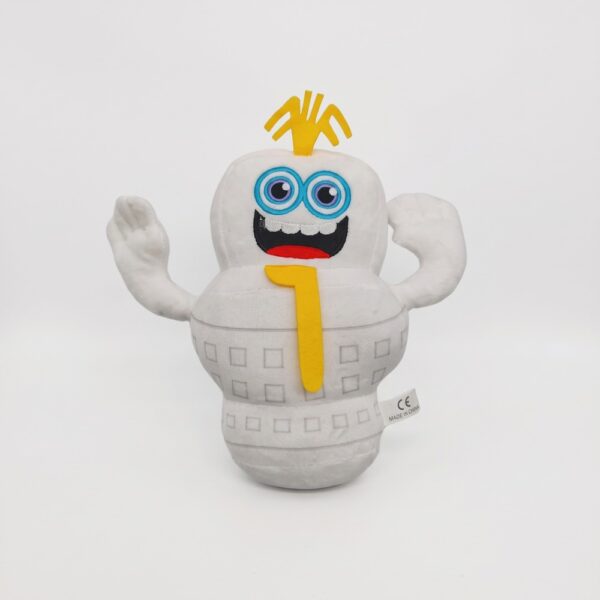 Une peluche Brainrot Musturu Sammy vs Jandel blanche, avec de grands yeux bleus, un sourire édenté, des bras levés et des détails jaunes, posée sur un fond blanc.