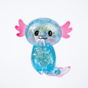 Un jouet squishy axolotl maltose bleu transparent, avec des paillettes colorées, de grands yeux noirs, des branchies roses et une queue, présenté sur un fond blanc.